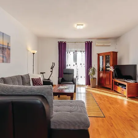 2 Bedroom Lovely In