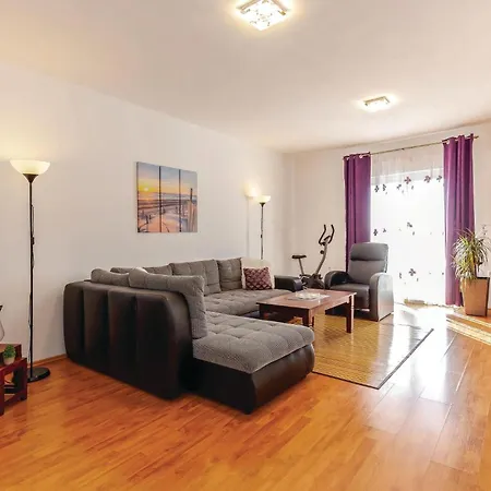 2 Bedroom Lovely In Apartmán Kostrena
