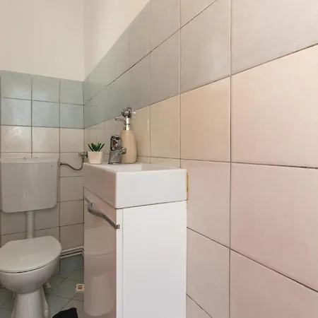 2 Bedroom Lovely In